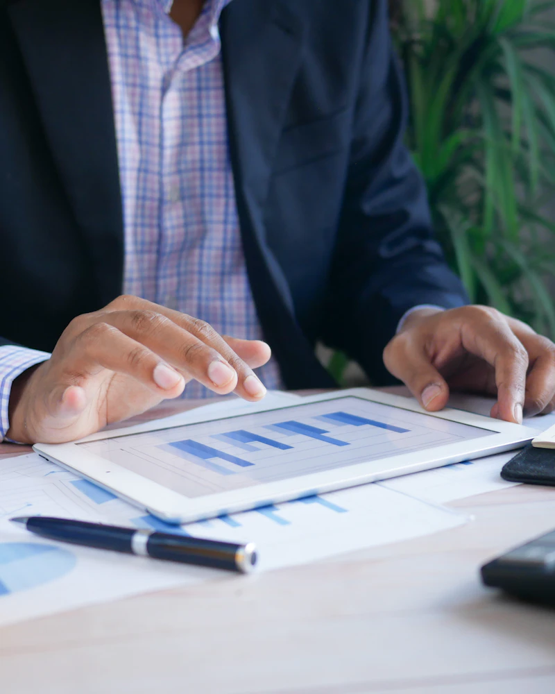 Analista revisa gráficos financeiros no tablet